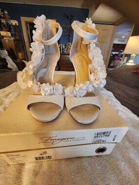 Size 6.5 Imagine Vince Camuto ivory heels